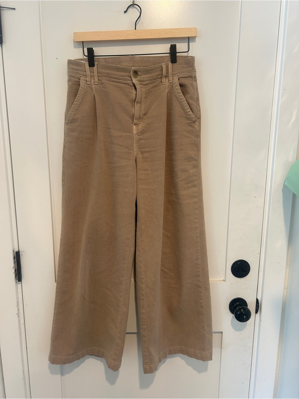 American Eagle Khaki Wide Leg Pleated crop  Womens Size 6 Tan Stretch Trousers